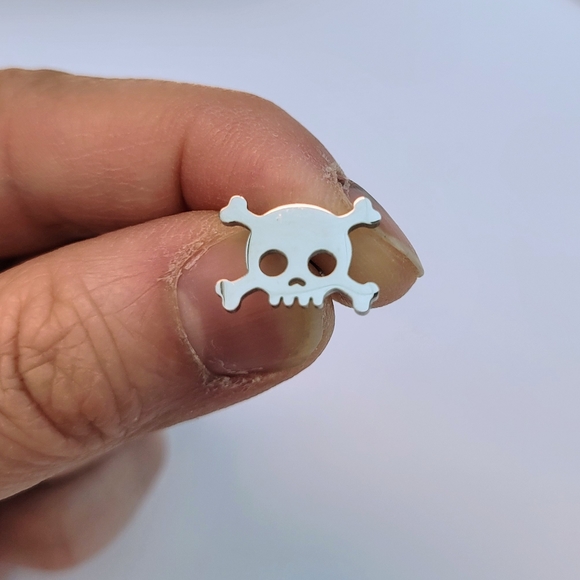 Unique, trendy, punk, skull shaped silver stainless steel stud earrings - Picture 3 of 4